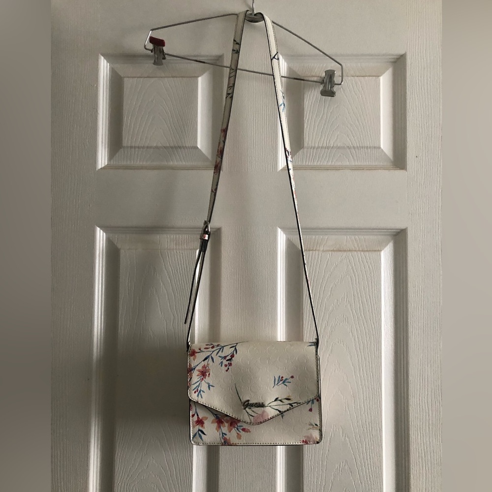 Adorable Floral Guess Purse HOLD FOR JEN